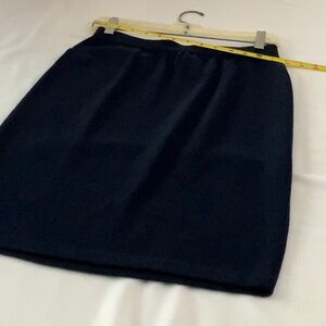 St. John navy knit skirt size 4 and w2” in length